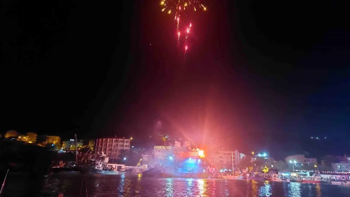 Tekirdağ\'da Balıkçılar Av Yasağının Bitişini Havai Fişeklerle Kutladı