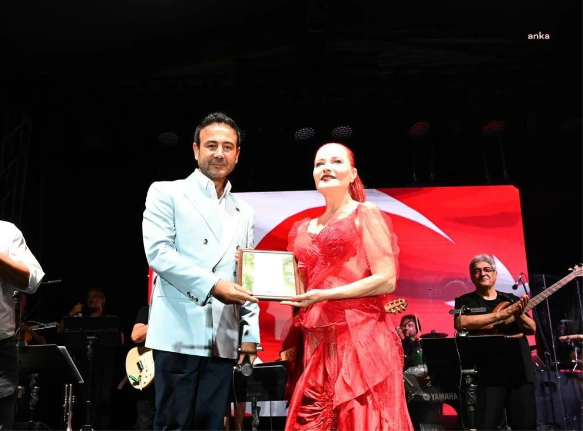 Beşiktaş Zafer Bayramı\'nı Fener Alayı ve Candan Erçetin konseriyle kutladı