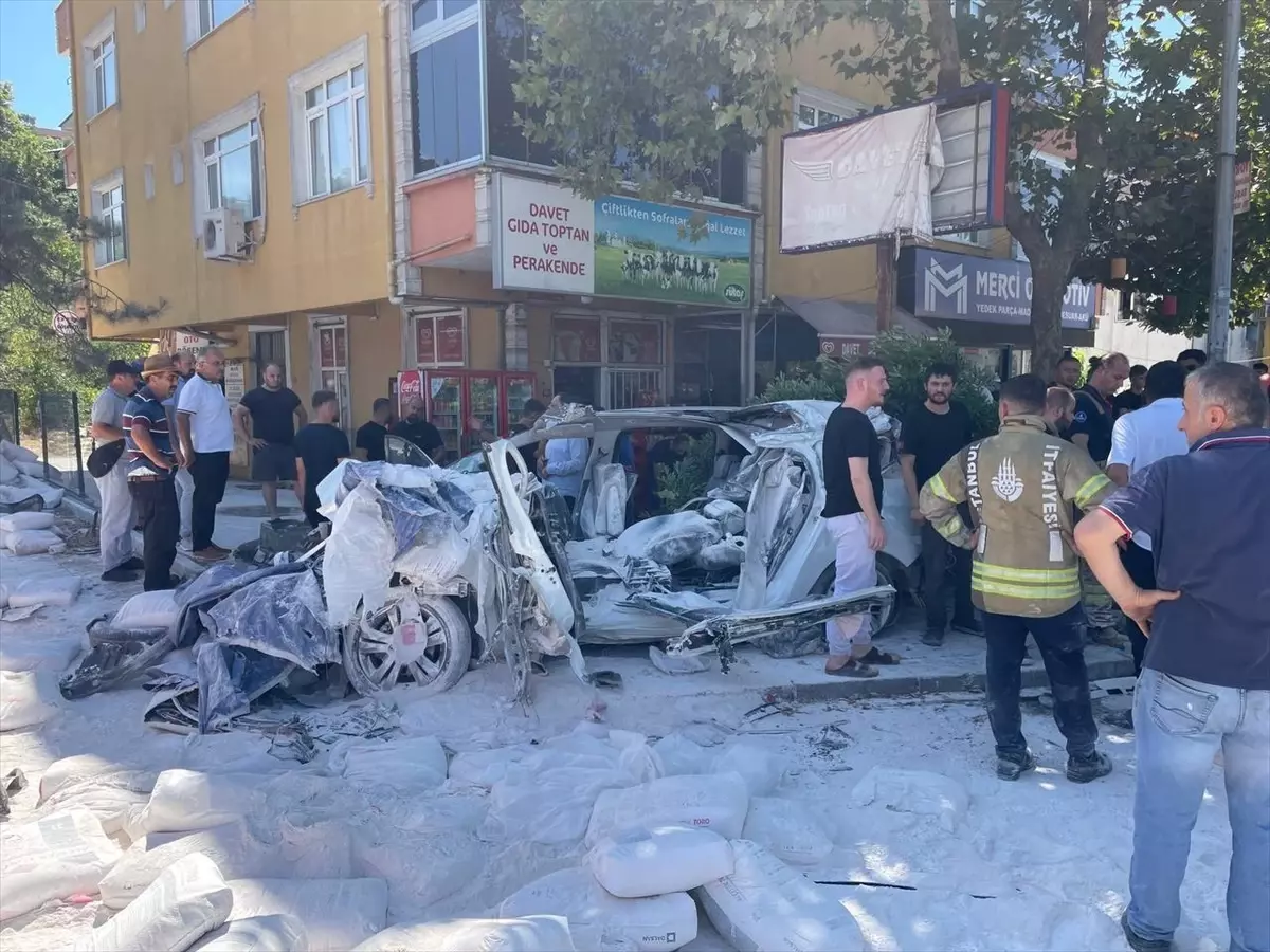 Beykoz'da çimento yüklü kamyonun devrildiği kazada 7 kişi yaralandı