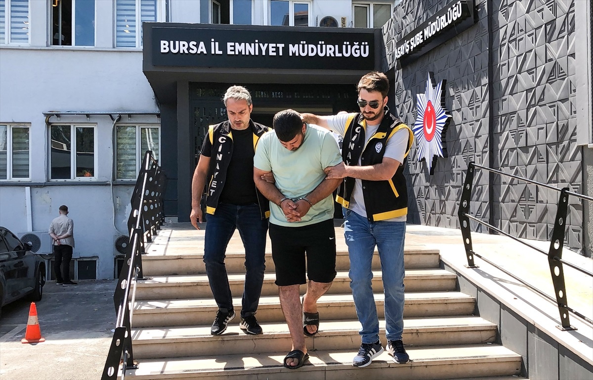 Bursa\'da Durakta Bekleyen Kadına Saldırı Olayıyla İlgili 10 Zanlı Adliyeye Sevk Edildi