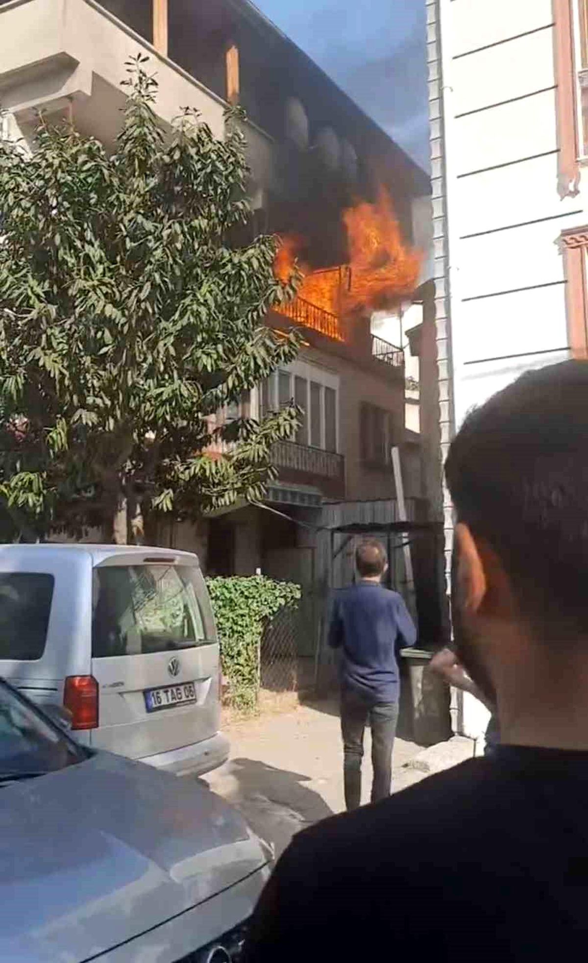 Bursa\'da 3 Katlı Bir Binanın 2. Katı Alev Alev Yandı