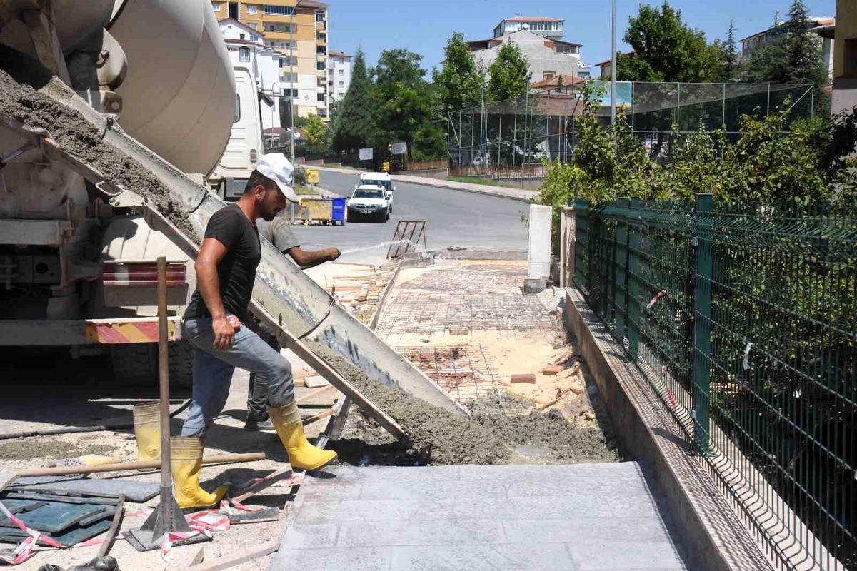 Bilecik Belediyesi Cadde ve Sokaklarda Kaldırım Yenileme Çalışmaları Gerçekleştiriyor
