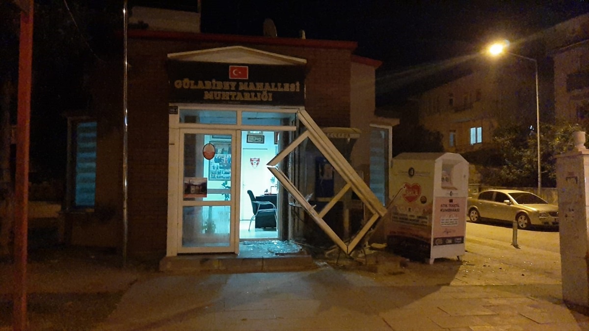 Çorum\'da otomobil muhtarlık binasına çarptı