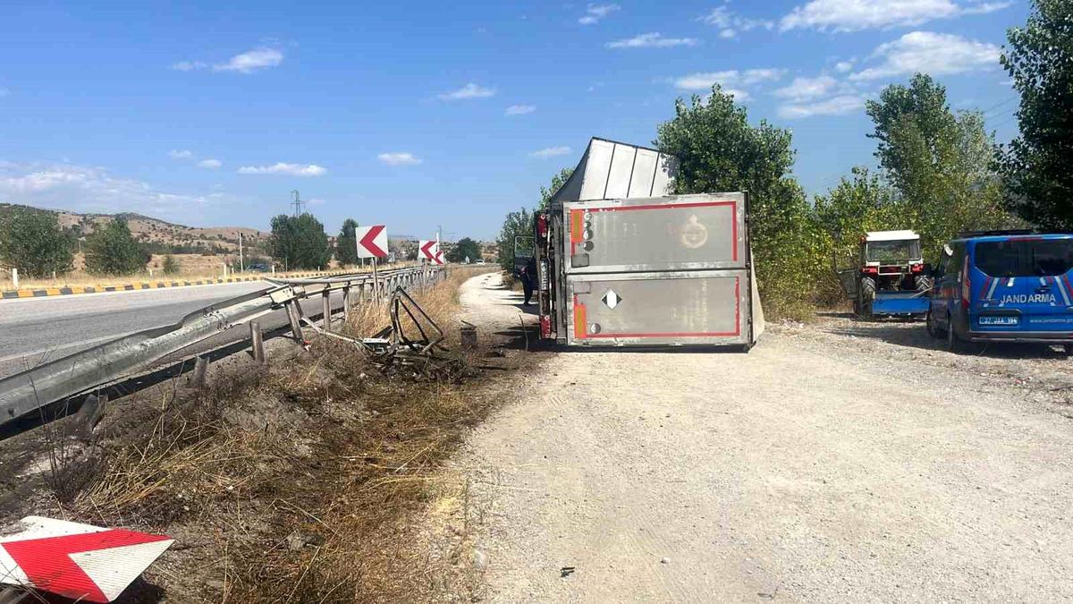 Kastamonu\'nun Tosya ilçesinde tır devrildi, sürücü yaralandı