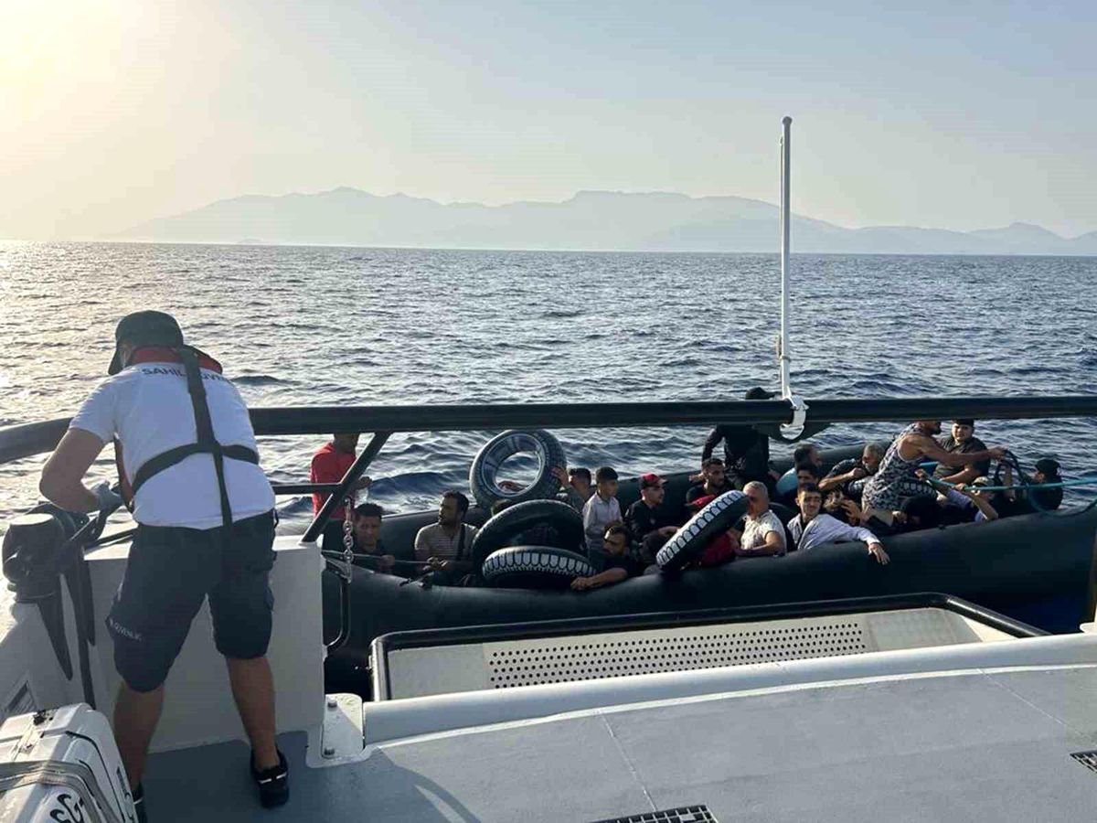 Muğla\'da Yunanistan tarafından geri itilen göçmenler kurtarıldı
