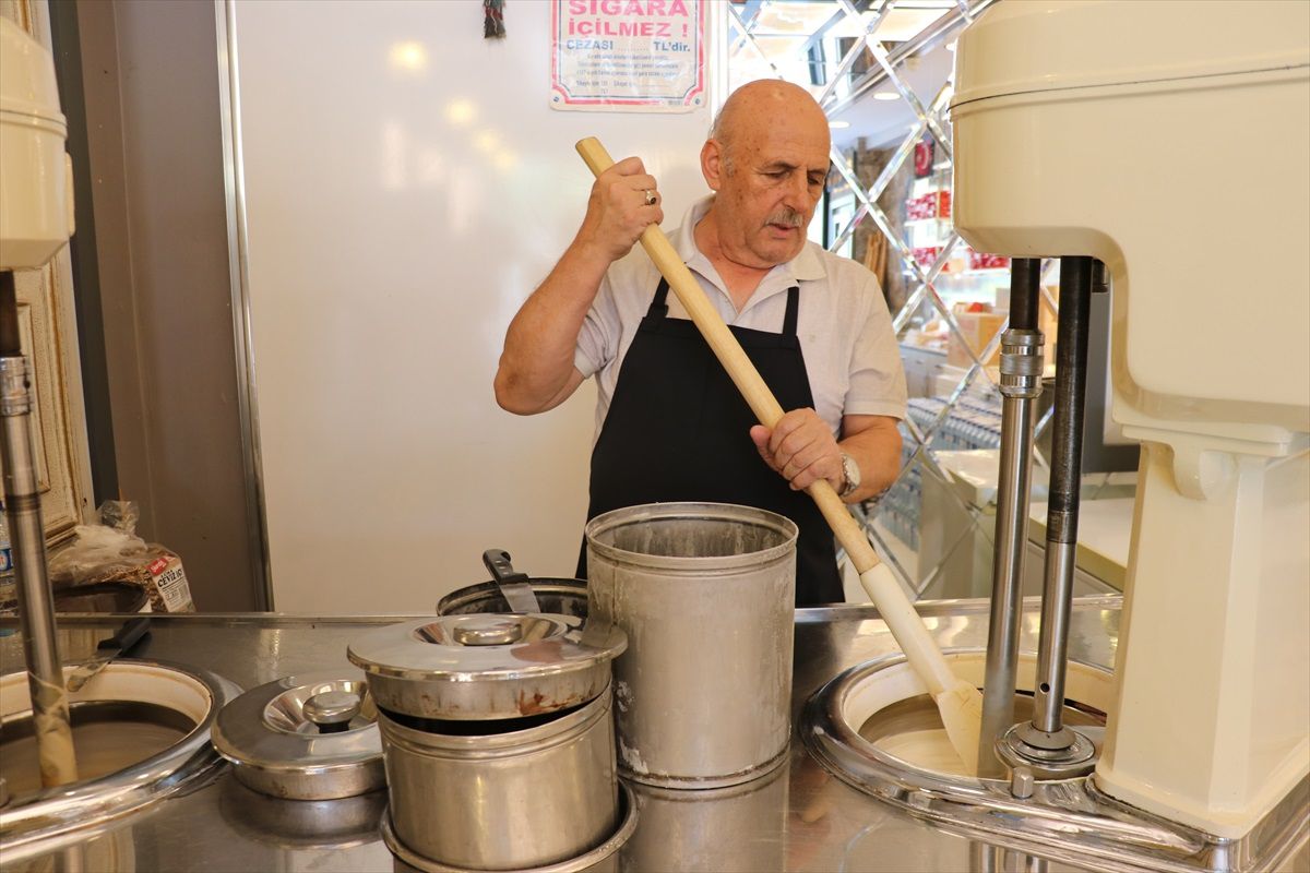Bolu\'da doğal salep ve karma sütten yapılan dondurmalarla ağızlar tatlandı