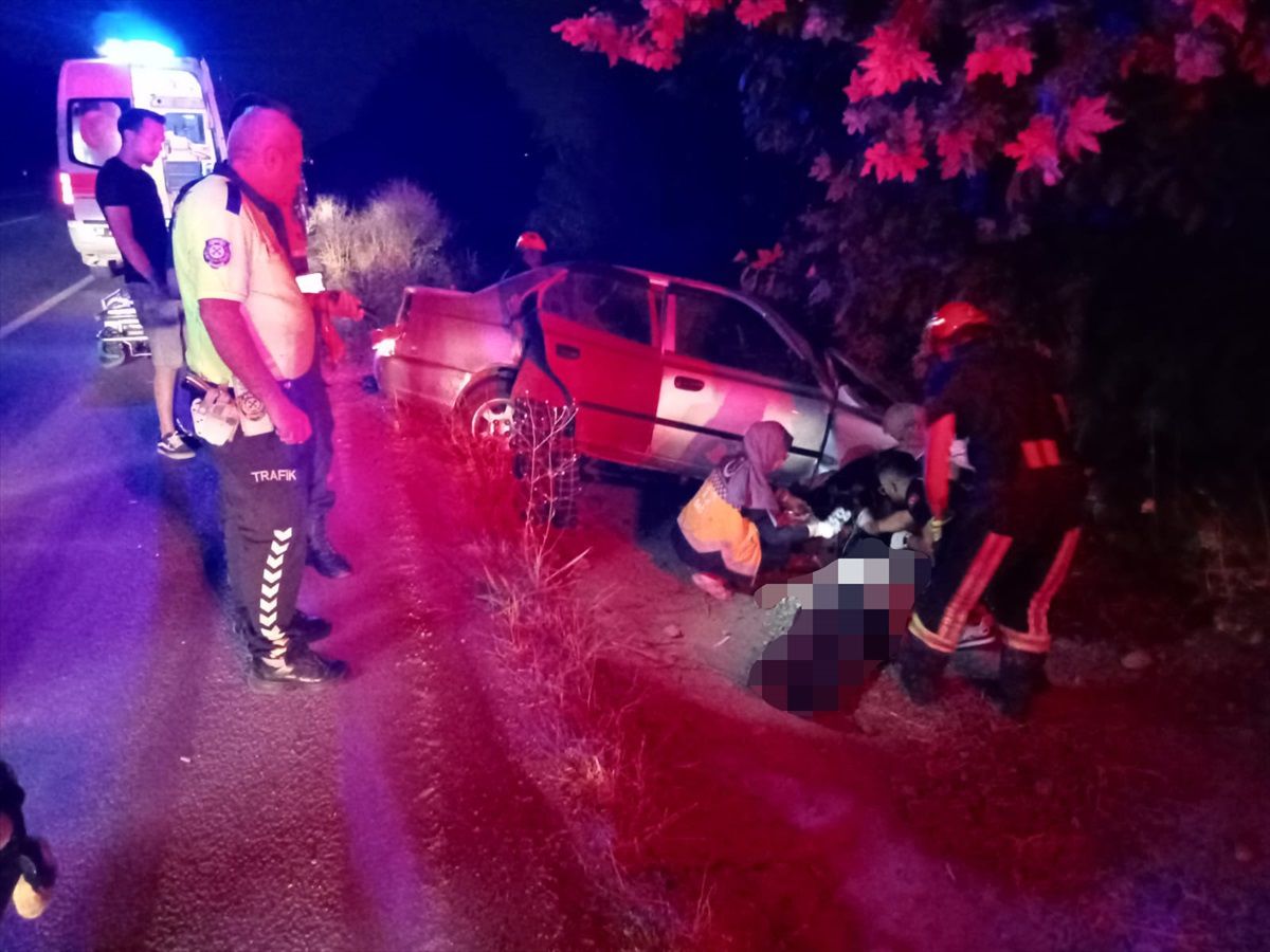 Denizli\'de Otomobil Şarampole Devrildi: 2 Ölü, 2 Yaralı