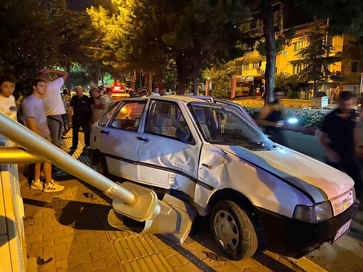 Burdur\'da Park Halindeki Otomobillere Çarpan Sürücü Kaçtı