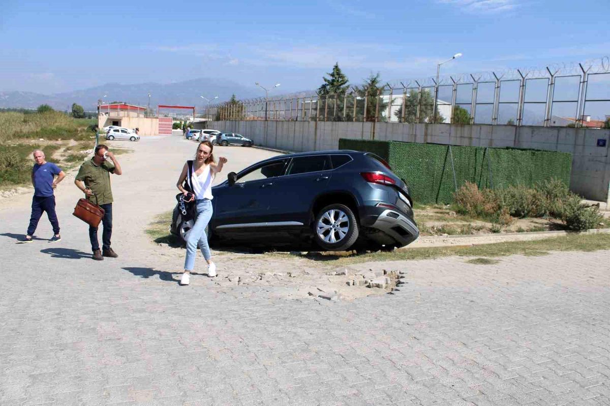 Aydın\'da otomobil su kanalına düştü