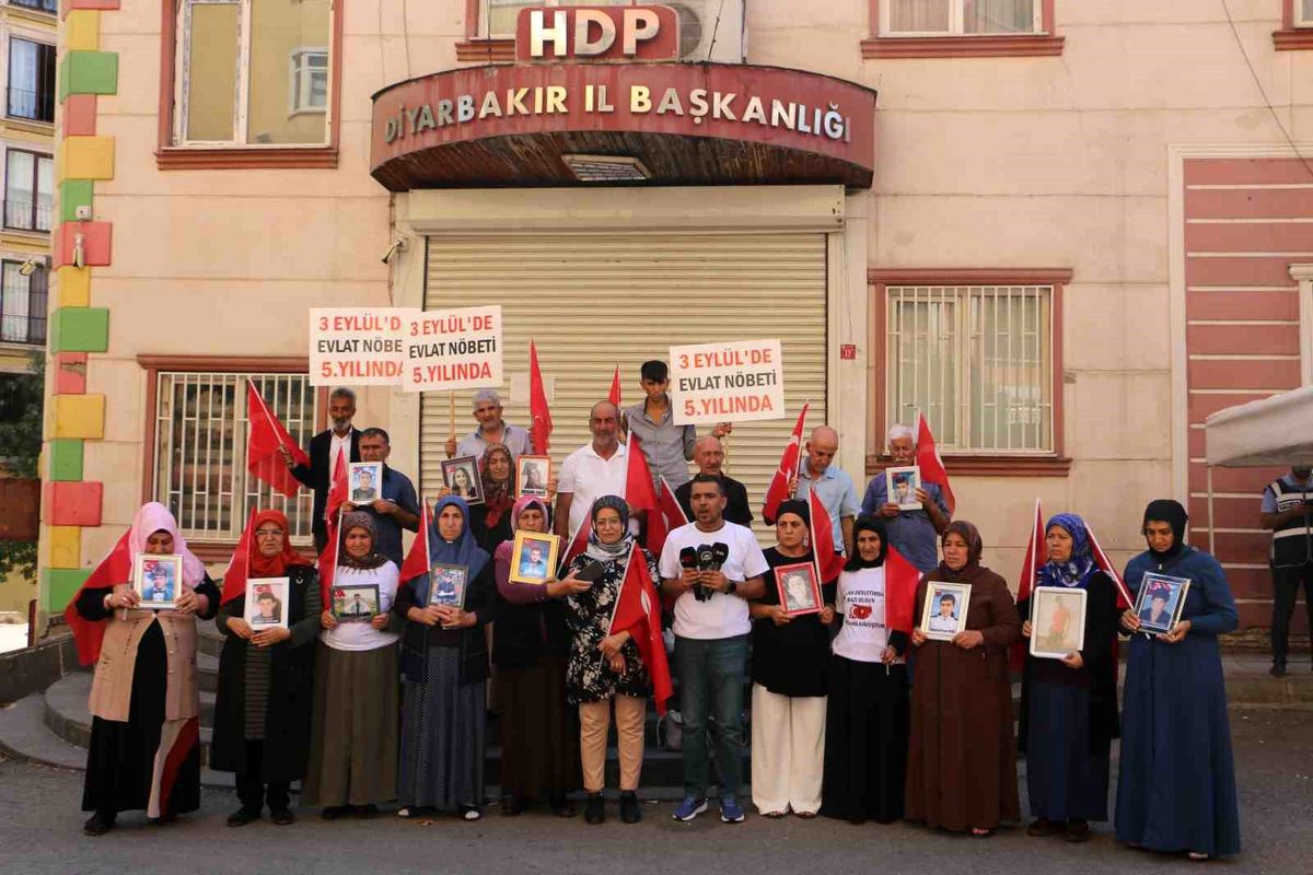 Diyarbakır\'da çocuklarını kaybeden aileler Türkiye\'ye çağrıda bulundu