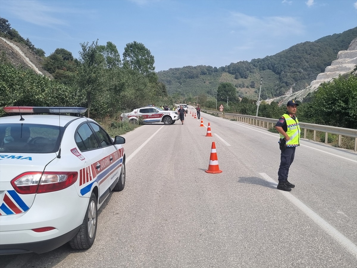 Düzce\'de jandarma aracıyla kaza: 2 kişi yaralandı