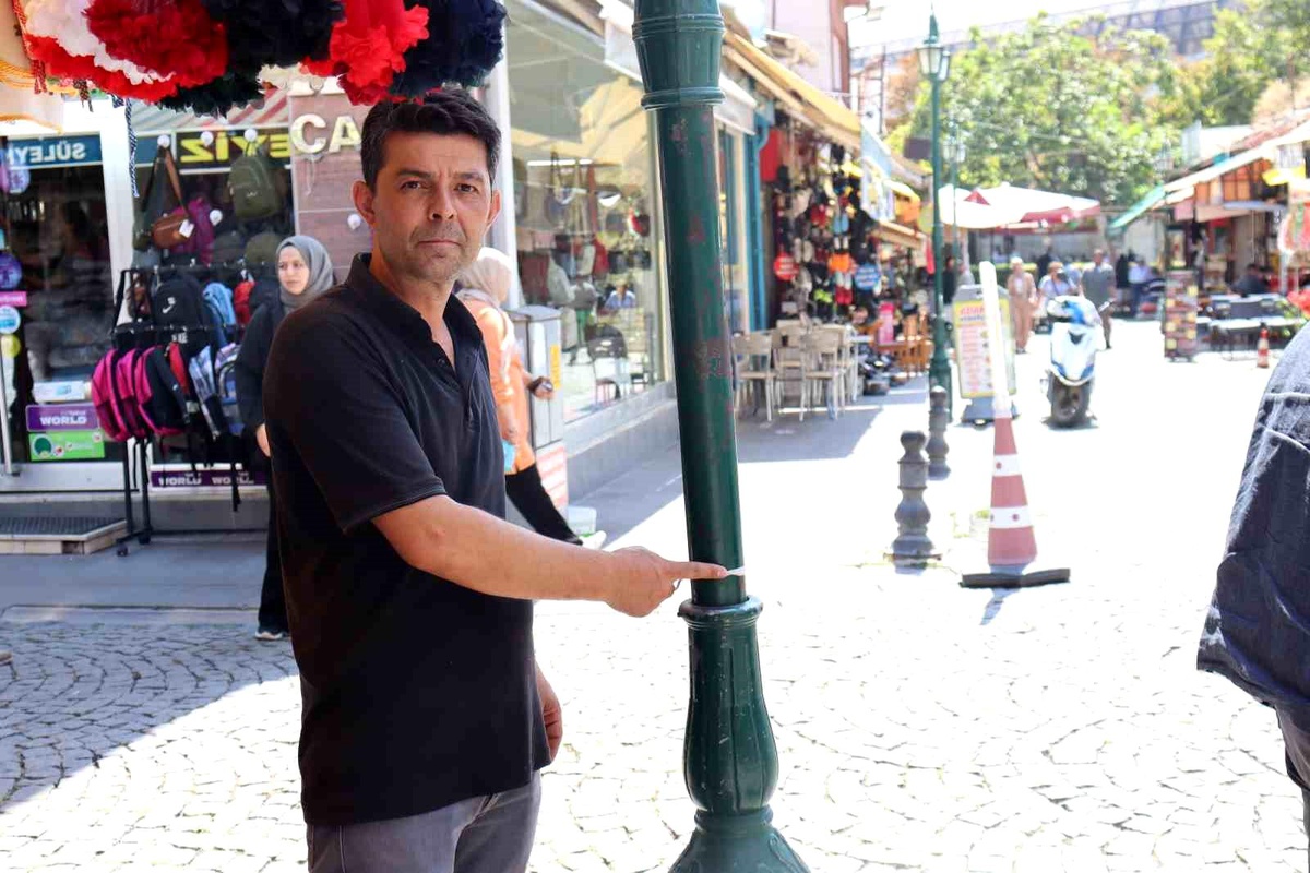 Esnafa Türk bayrağı astığı için uyarı