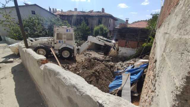 Emekli polisin yıllar önce evinin bahçesine gömdüğü iddia edilen el bombaları polisi harekete geçirdi Emekli polisin yıllar önce evinin bahçesine gömdüğü iddia edilen el bombaları polisi harekete geçirdi