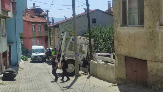 Emekli polisin yıllar önce evinin bahçesine gömdüğü iddia edilen el bombaları polisi harekete geçirdi Emekli polisin yıllar önce evinin bahçesine gömdüğü iddia edilen el bombaları polisi harekete geçirdi