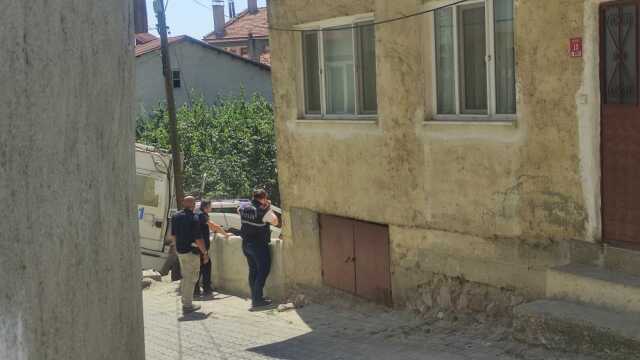 Emekli polisin yıllar önce evinin bahçesine gömdüğü iddia edilen el bombaları polisi harekete geçirdi Emekli polisin yıllar önce evinin bahçesine gömdüğü iddia edilen el bombaları polisi harekete geçirdi