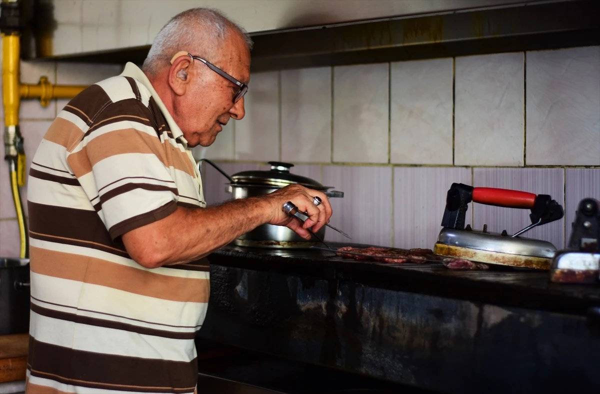 Eskişehir\'de 44 yıldır ütülü kebap yapan usta