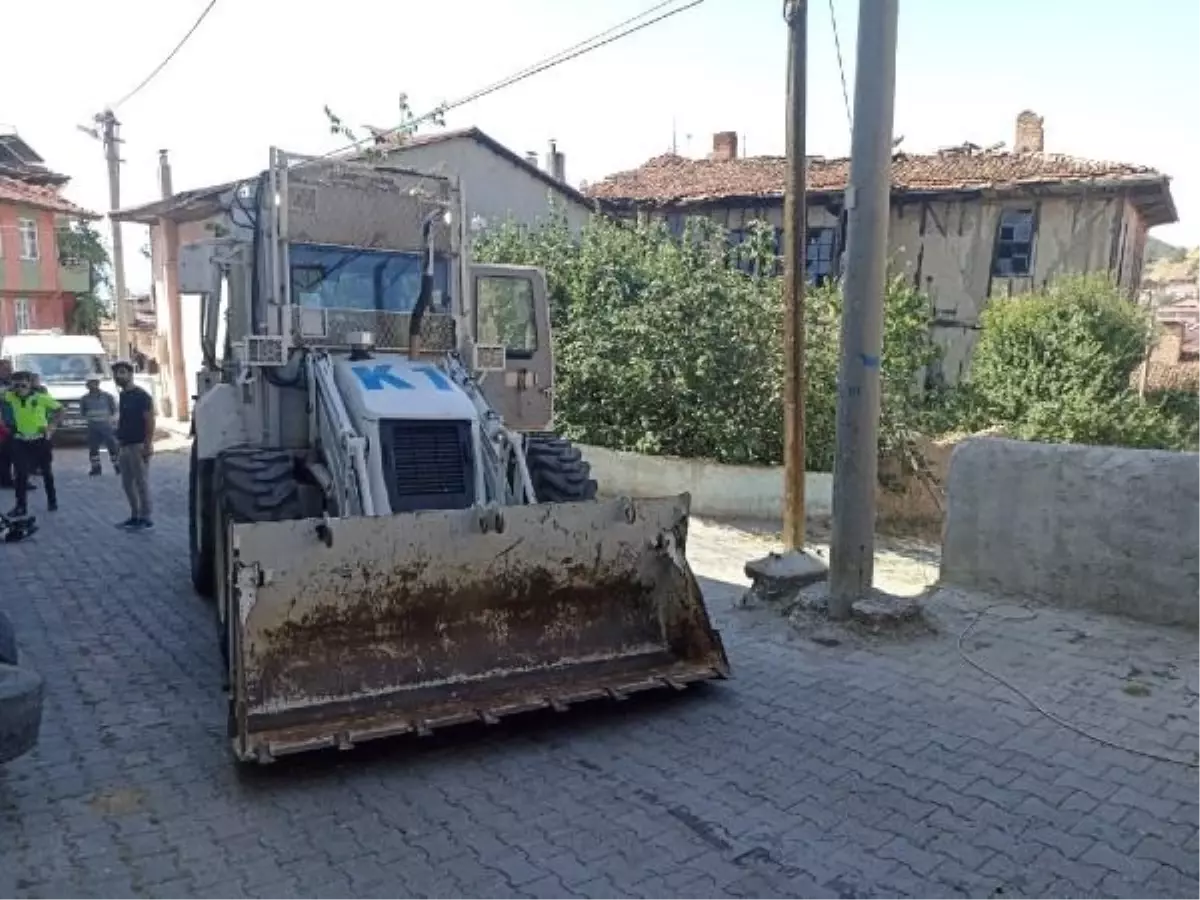 Tosya'da El Bombası İhbarı Üzerine Kazı Çalışması Yapıldı