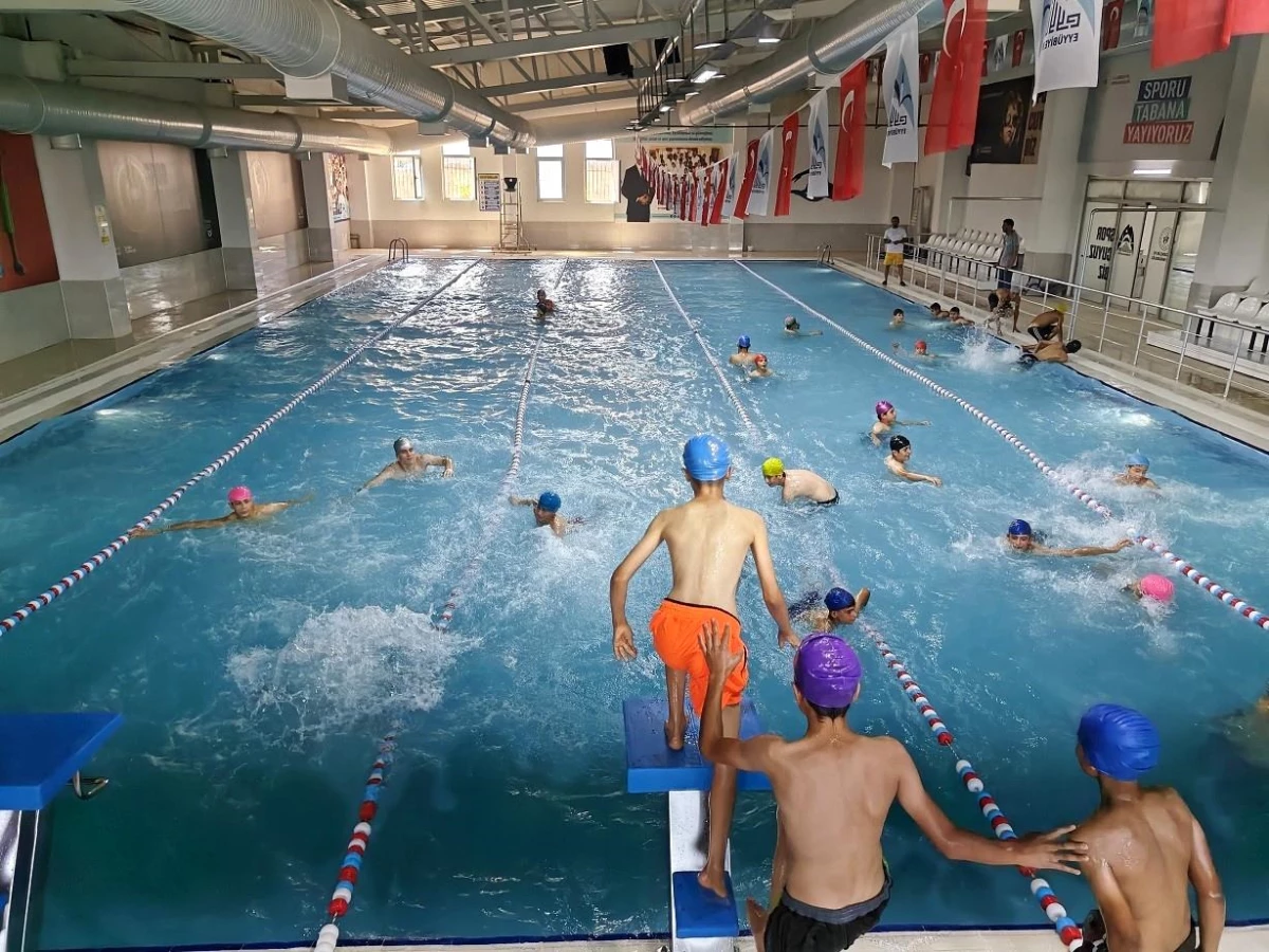 Eyyübiye Belediyesi Yarı Olimpik Yüzme Havuzu\'nda Çocuklar Yüzme Öğreniyor