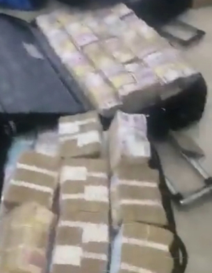 Gabon'da askeri darbeyle indirilen devlet başkanının evinde valizler dolu para bulundu