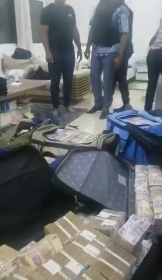Gabon'da askeri darbeyle indirilen devlet başkanının evinde valizler dolu para bulundu