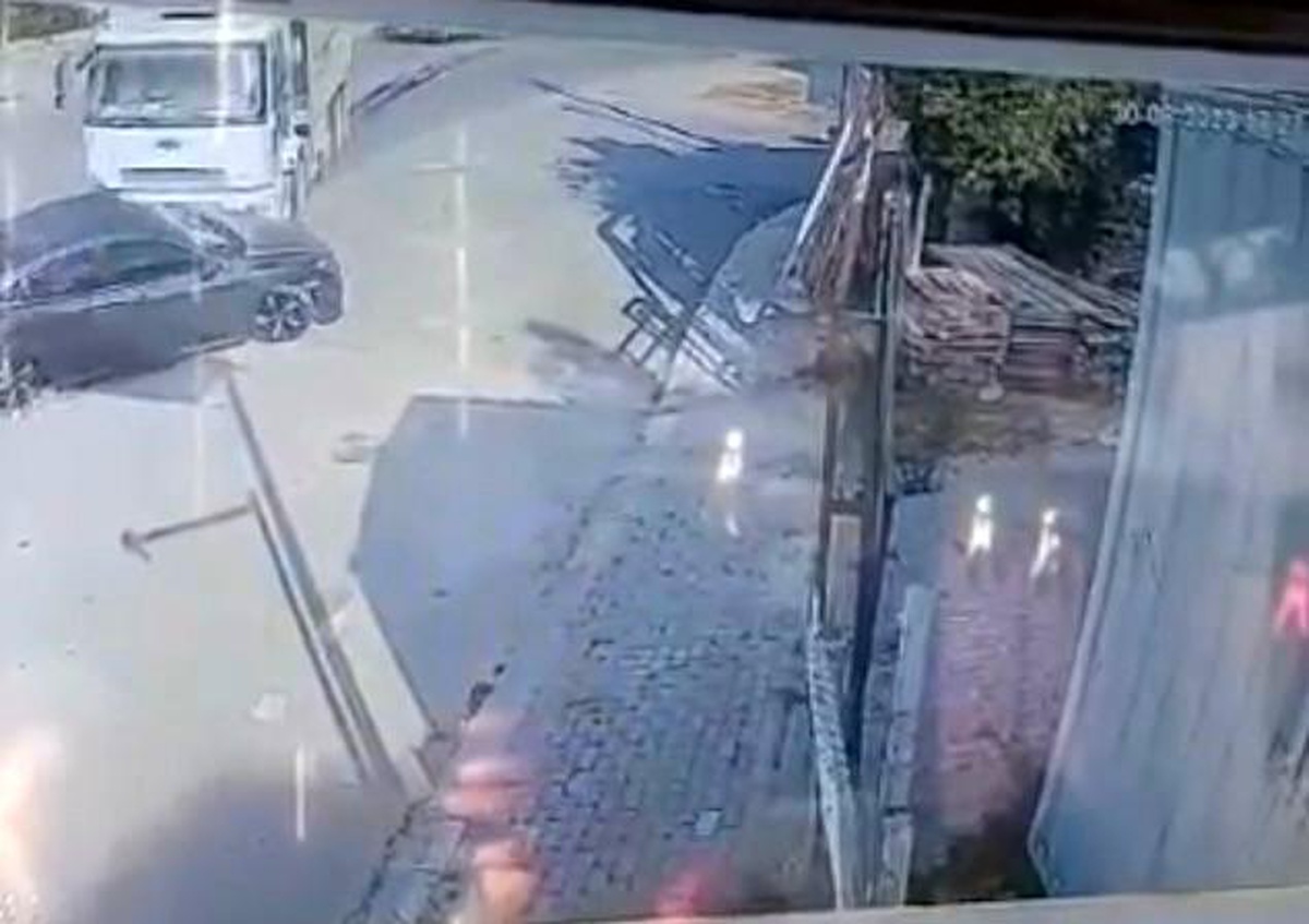Bursa\'da Kamyonun Çarptığı Otomobil Savruldu: 4 Yaralı