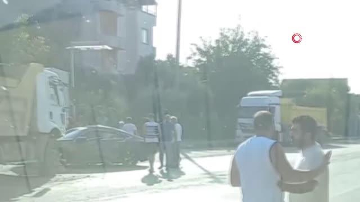 Hafriyat kamyonunun çarptığı otomobil böyle savruldu: 4 yaralı