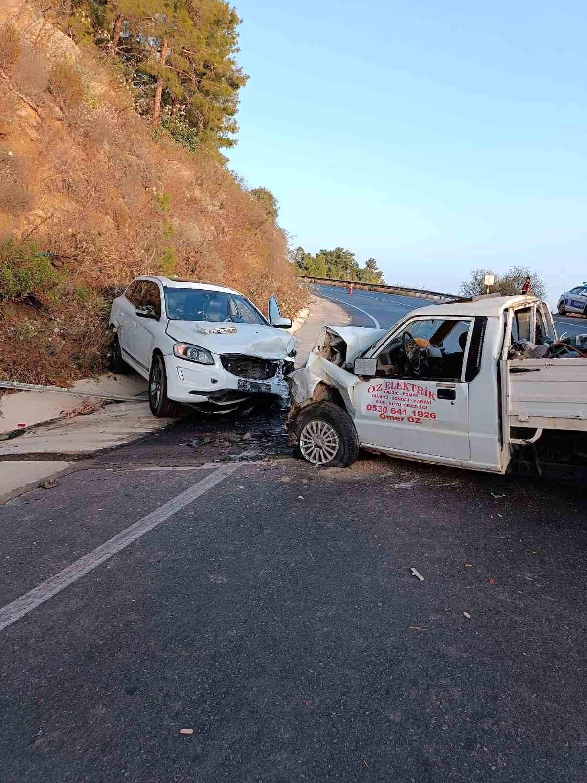Antalya\'da Kamyonetin Çarptığı Kazada 4 Kişi Yaralandı