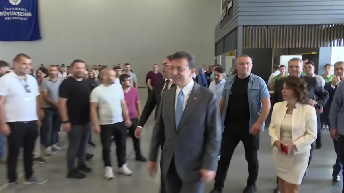 İmamoğlu, İbb Sosyal Hizmet Çalışanlarıyla Buluştu: "Ben Diyen Aklı Değil, Biz Diyen Aklı Bu Toplumun Her Bireyinin Hissetmesini Sağlayın"