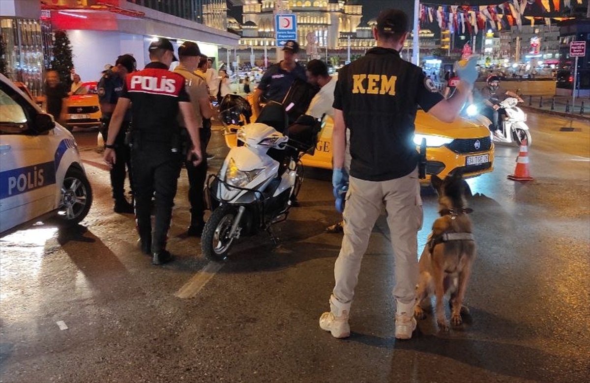Huzur İstanbul Uygulaması kapsamında araçlar arandı ve kimlik kontrolü yapıldı
