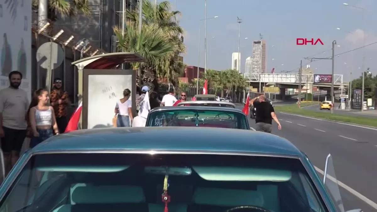 İzmir\'de Motosikletliler ve Klasik Otomobilciler 30 Ağustos Zafer Bayramı\'nı Kutladı