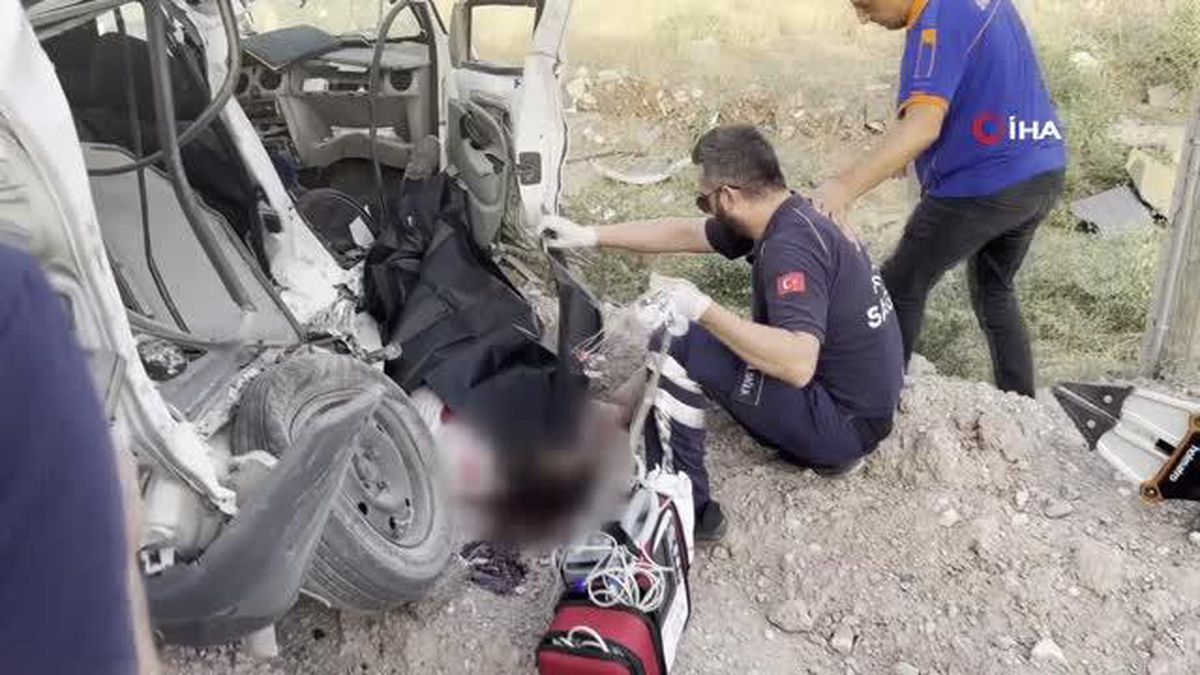 Aksaray\'da Kamyonet ile Hafif Ticari Araç Çarpışması: 1 Ölü, 3 Yaralı