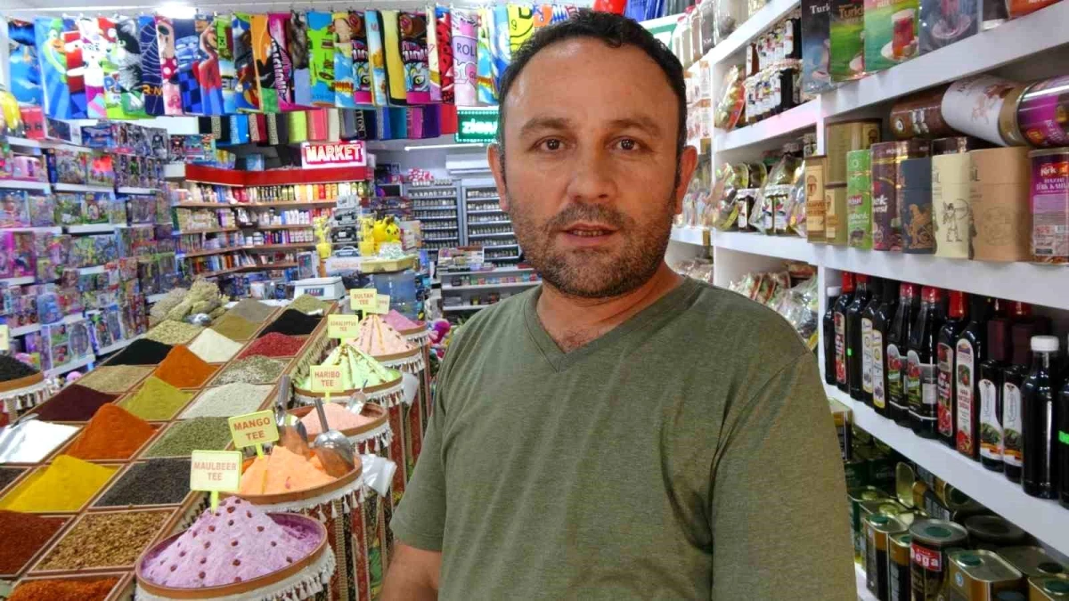 Antalya\'da turist kadın iş yerinin önündeki deniz yatağını çaldı