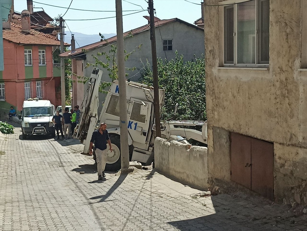 Tosya\'da polis memurunun bahçesinde el bombası araması yapıldı