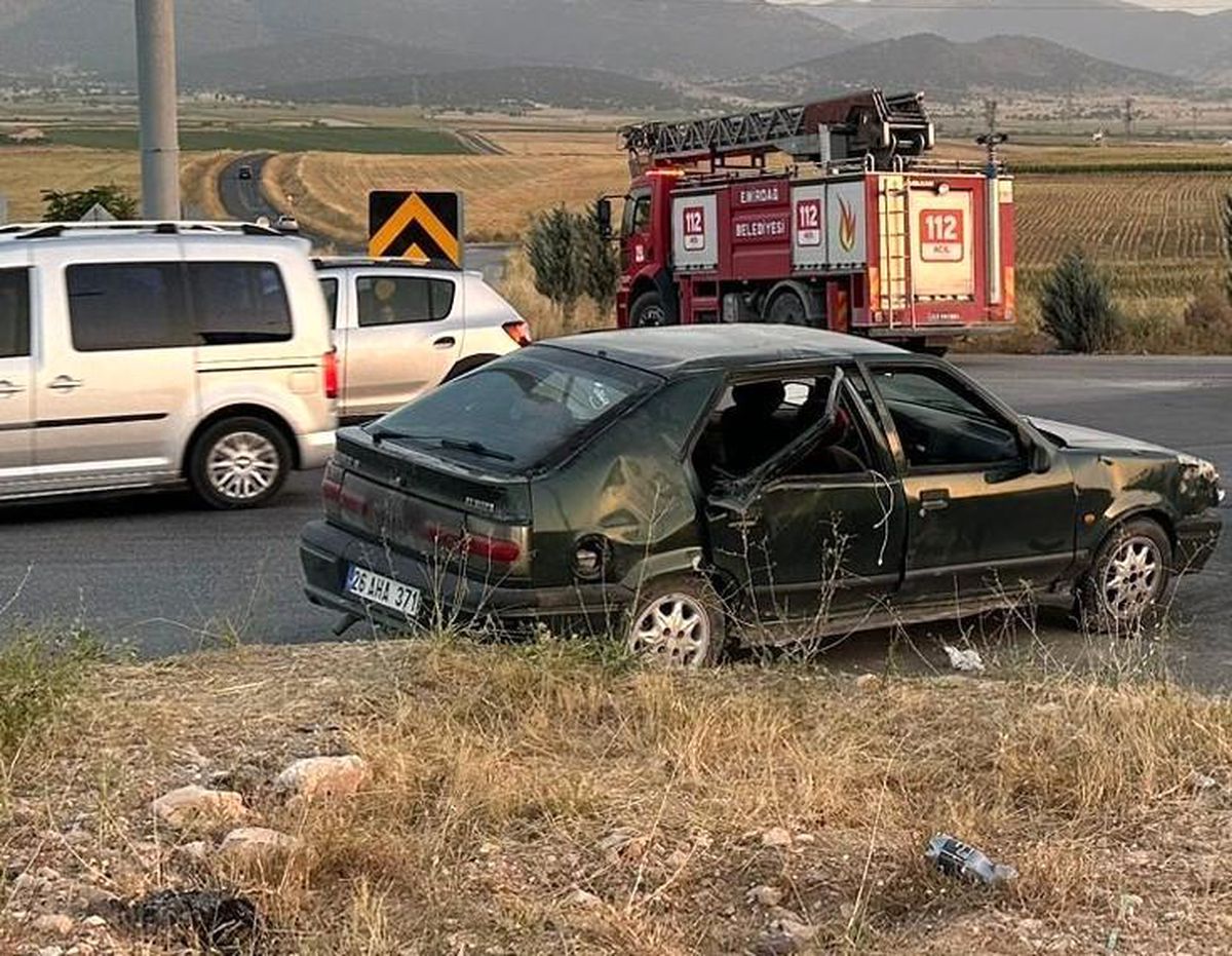 Afyonkarahisar\'da Kavşakta Otomobil Devrildi: 4 Yaralı