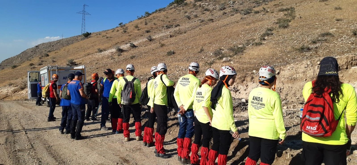 Kayseri\'de kayıp genç bir ağacın altında uyurken bulundu