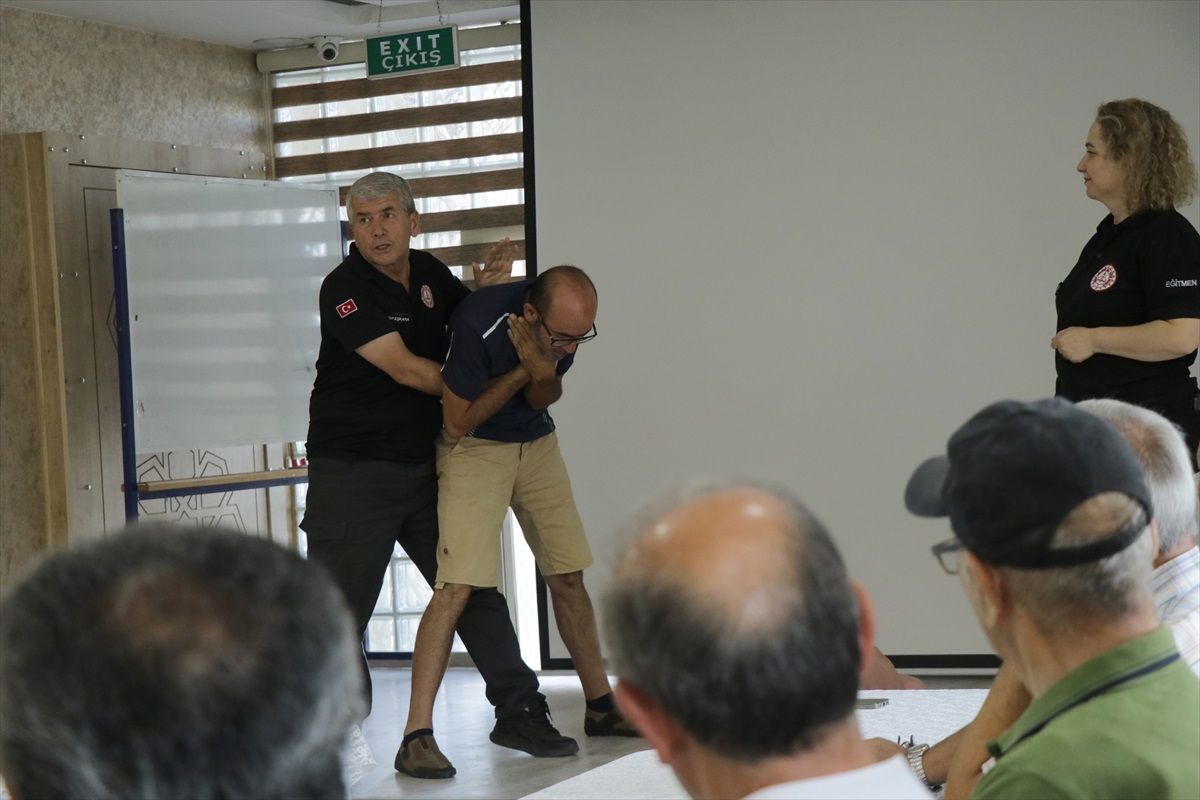 Kayseri\'de emekli öğretmenlere "Heimlich" manevrası ile ilk yardım eğitimi anlatıldı
