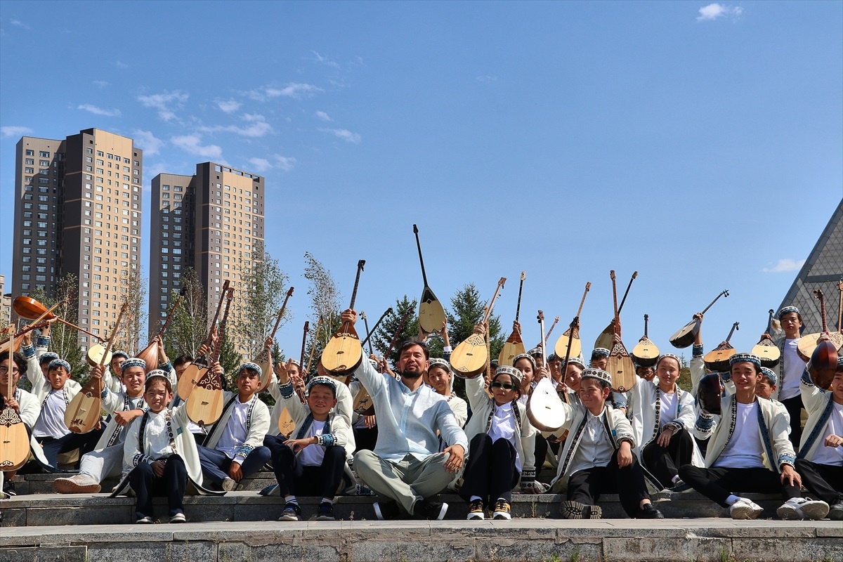 Kazak Sanatçı İbragim Eskendir\'in Okulunda Yüzlerce Çocuk Dombra Çalmayı Öğreniyor