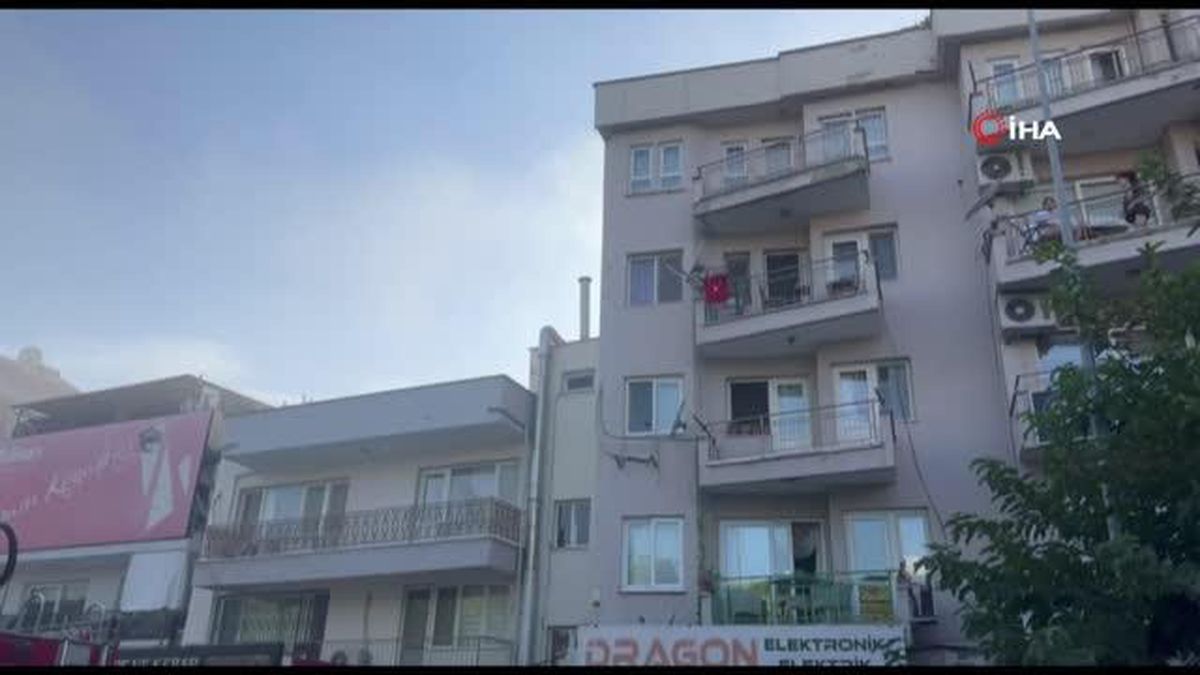 Kuşadası\'nda Psikolojik Sorunlu Kişi Evini Ateşe Verdi, Komşular İtfaiye Tarafından Kurtarıldı