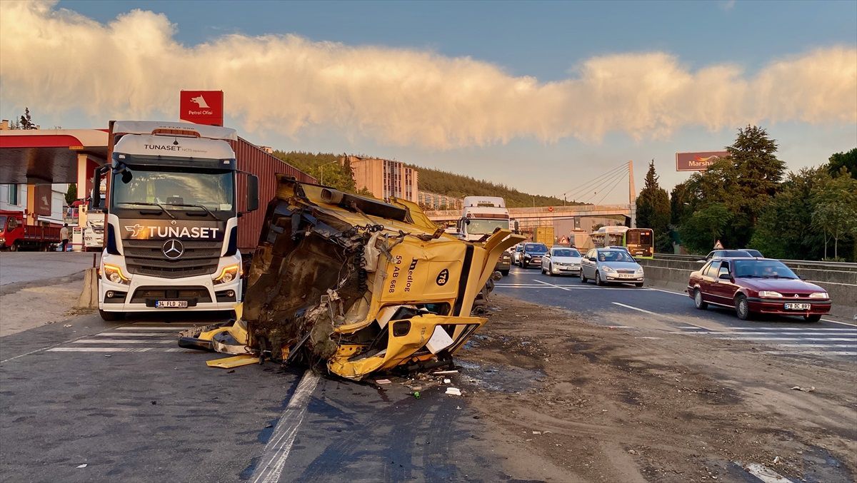 Dilovası\'nda park halindeki tıra çarpan tırın sürücüsü ağır yaralandı