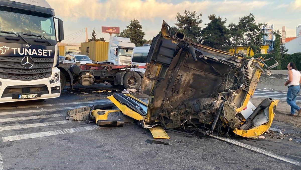 Kocaeli\'de feci kaza kamerada: Tırın kupası koptu, 1\'i ağır 2 yaralı