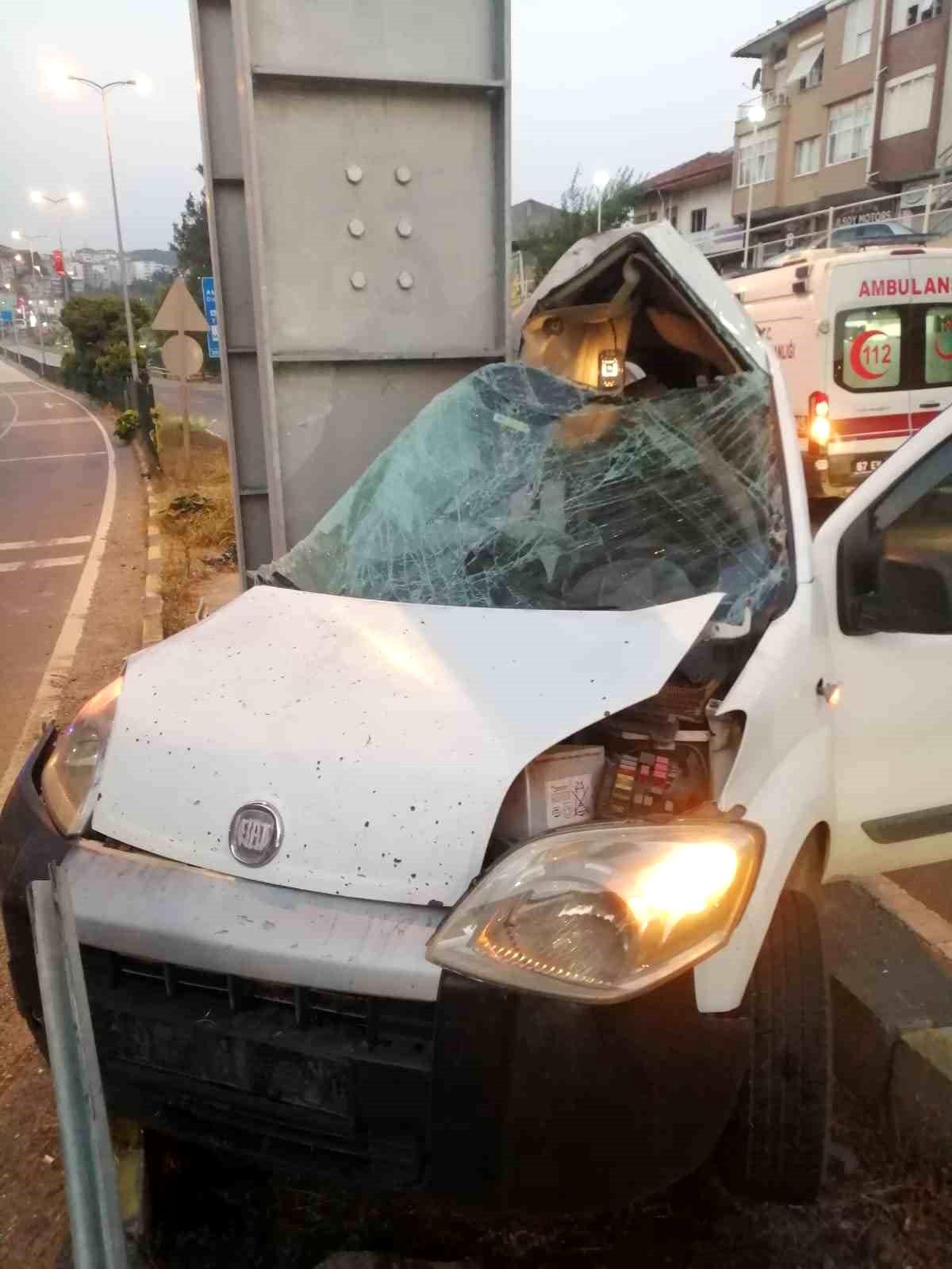 Zonguldak\'ta otomobil üst geçide çarptı: 1 yaralı