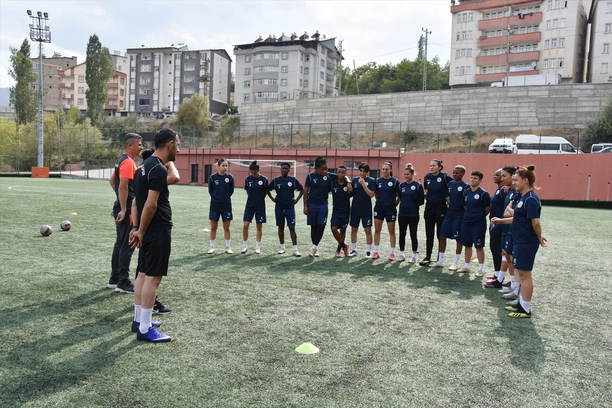 Hakkarigücü Kadın Futbol Takımı Fenerbahçe Petrol Ofisi maçına hazırlanıyor