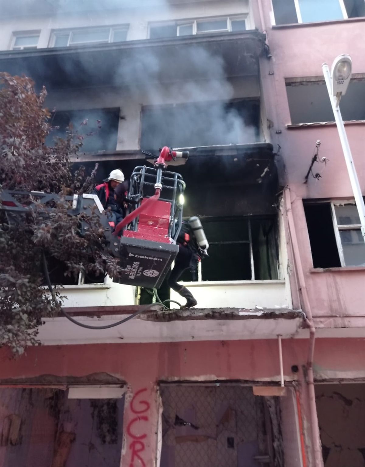 Malatya\'da ağır hasarlı binada çıkan yangın söndürüldü
