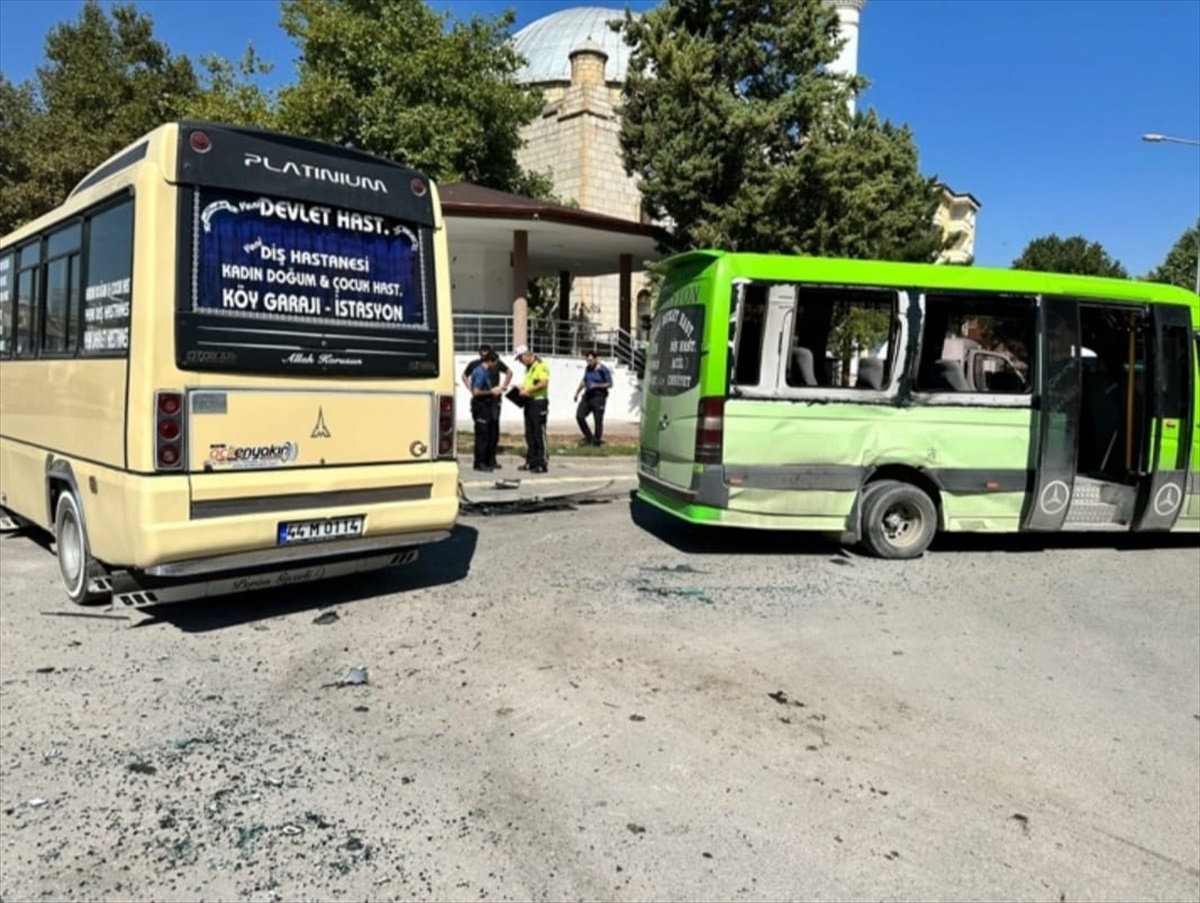Malatya\'da İki Minibüs Çarpıştı: 8 Yolcu Yaralandı
