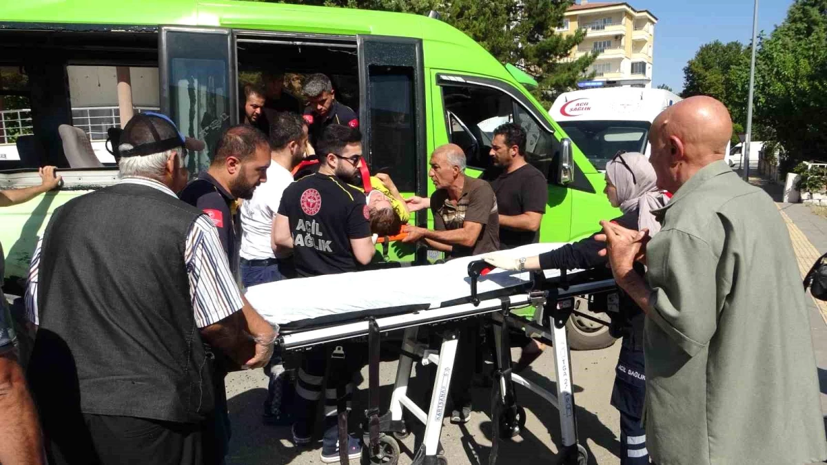 Malatya\'da Minibüs Kazası: 15 Kişi Yaralandı