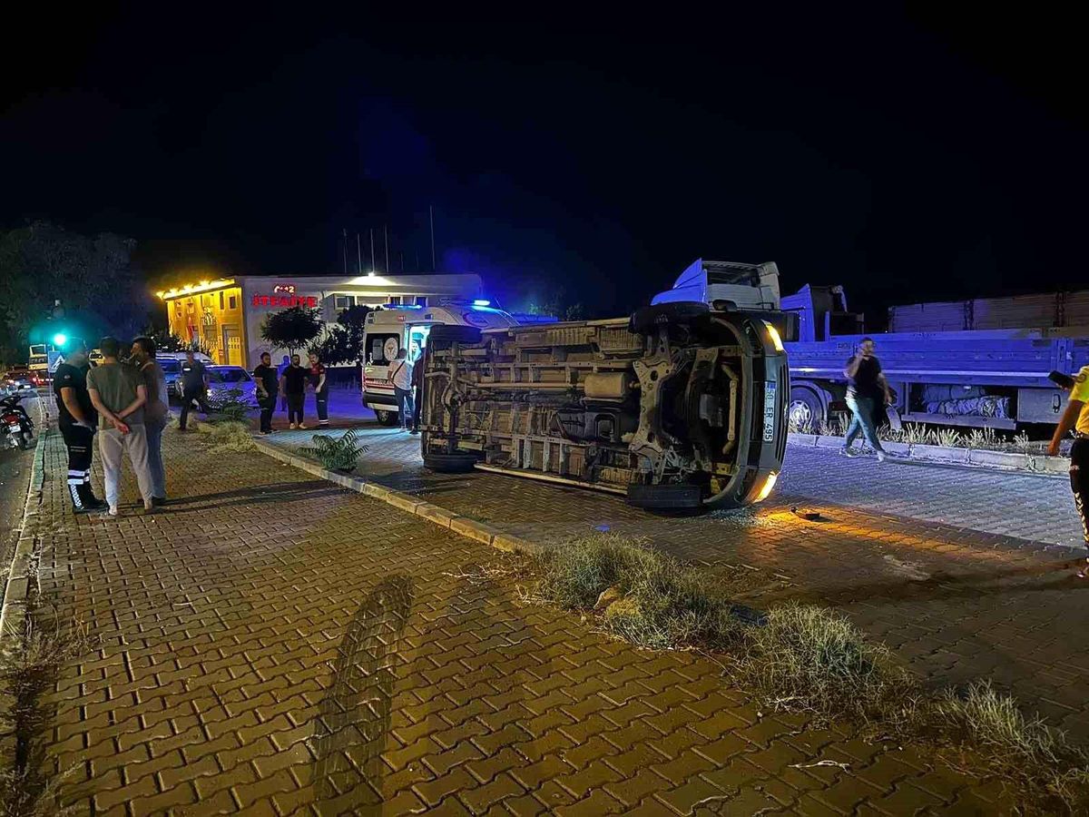 Nevşehir\'de Servis Minibüsü Yan Yattı, 2 Kişi Yaralandı