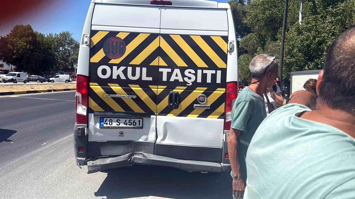 Muğla\'da öğrenci servisine kamyonet çarptı: 7 yaralı