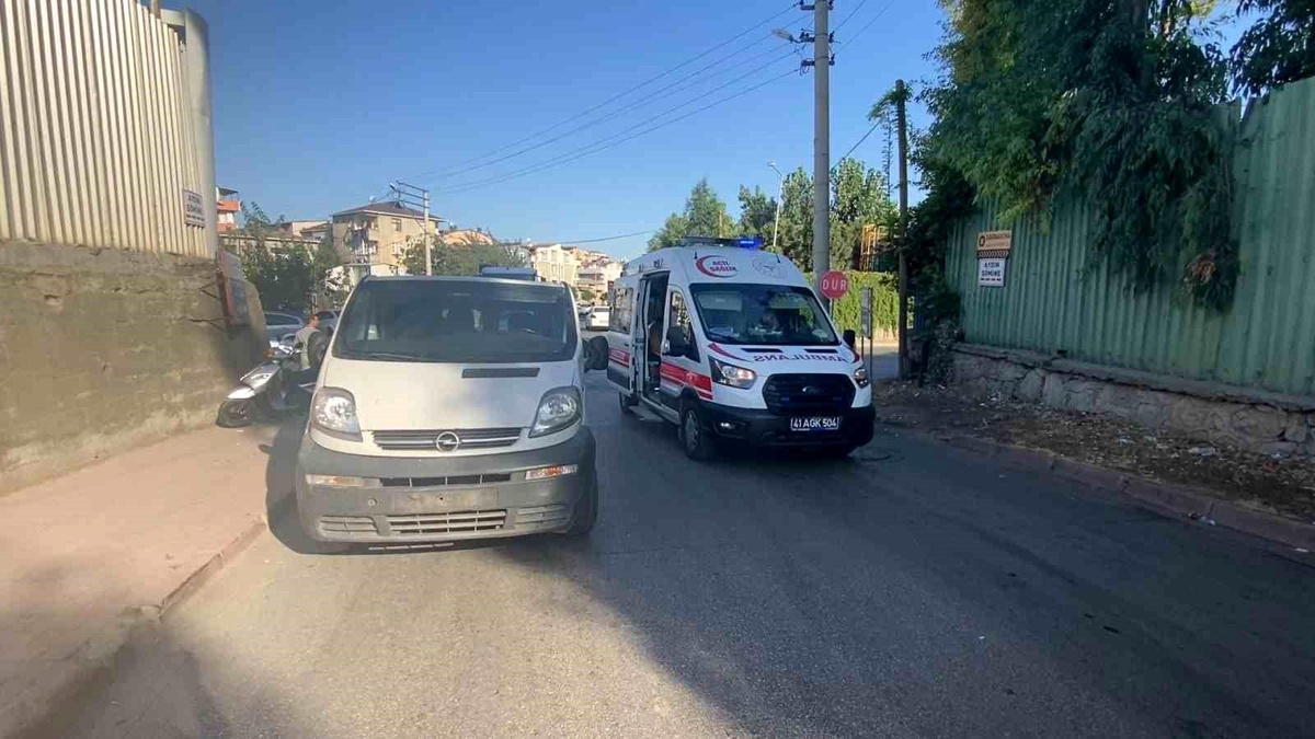 Darıca\'da Panelvan Motosiklete Çarptı: 1 Yaralı