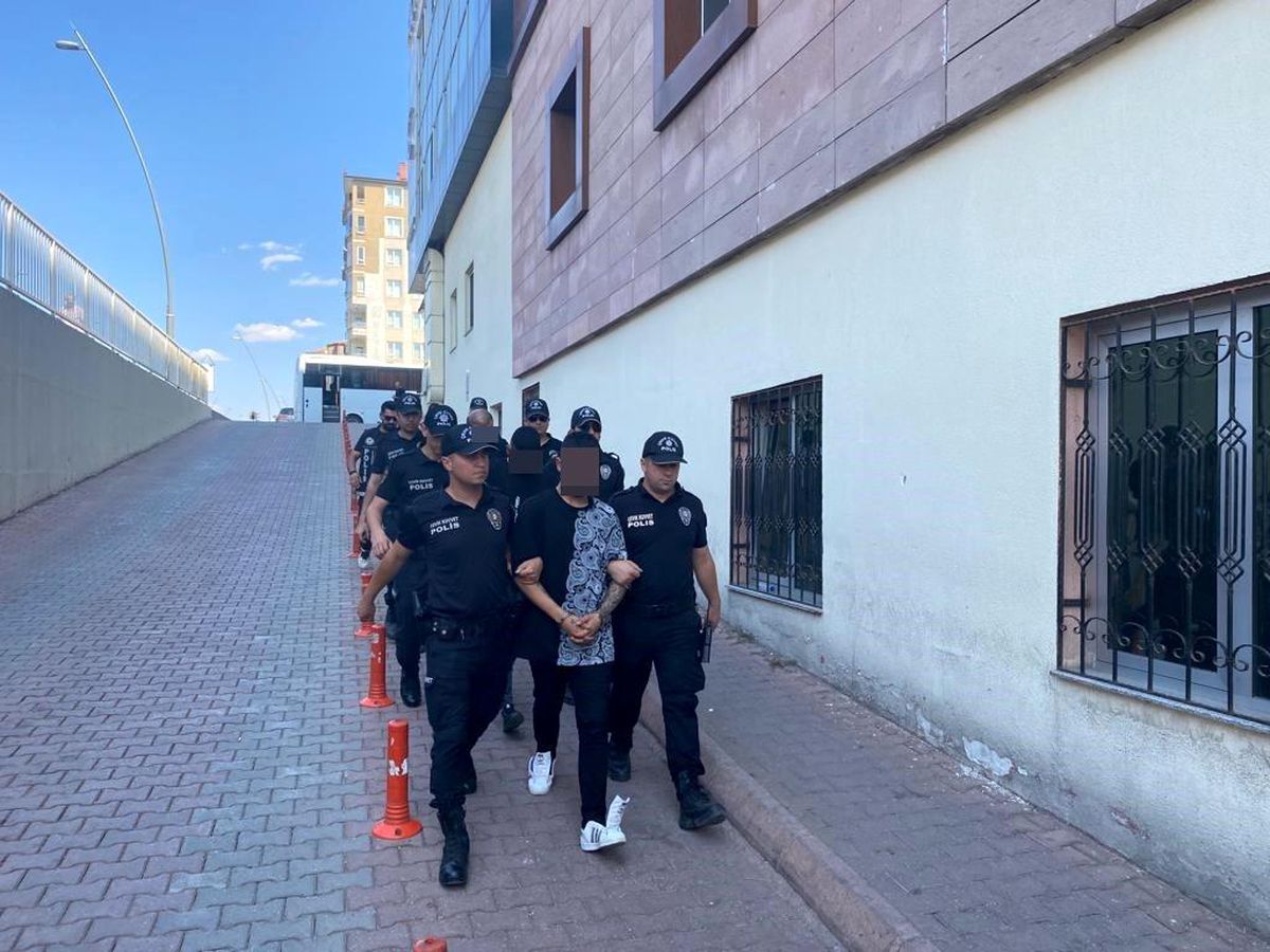 Kayseri\'de polis kovalamacası sonucu yakalanan otomobil sürücüsü gözaltına alındı
