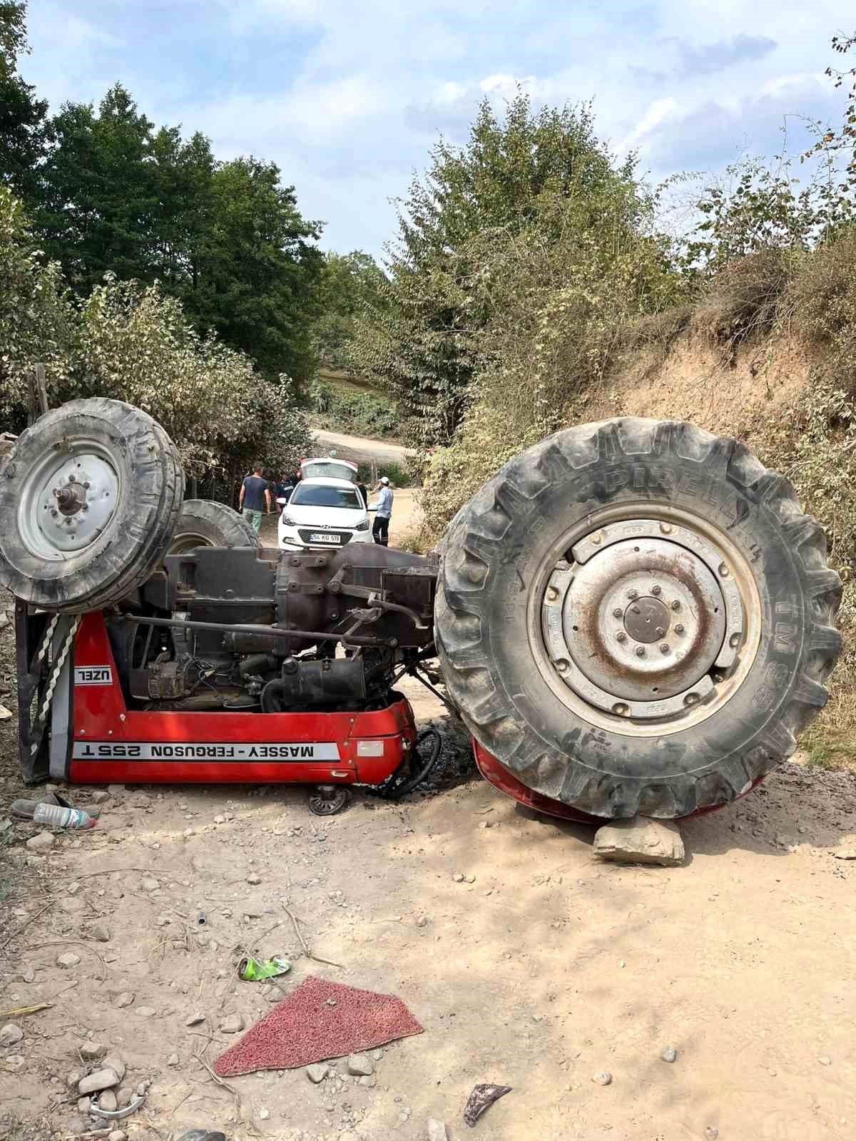 Hendek\'te motosiklete çarpmamak için manevra yapan traktör devrildi